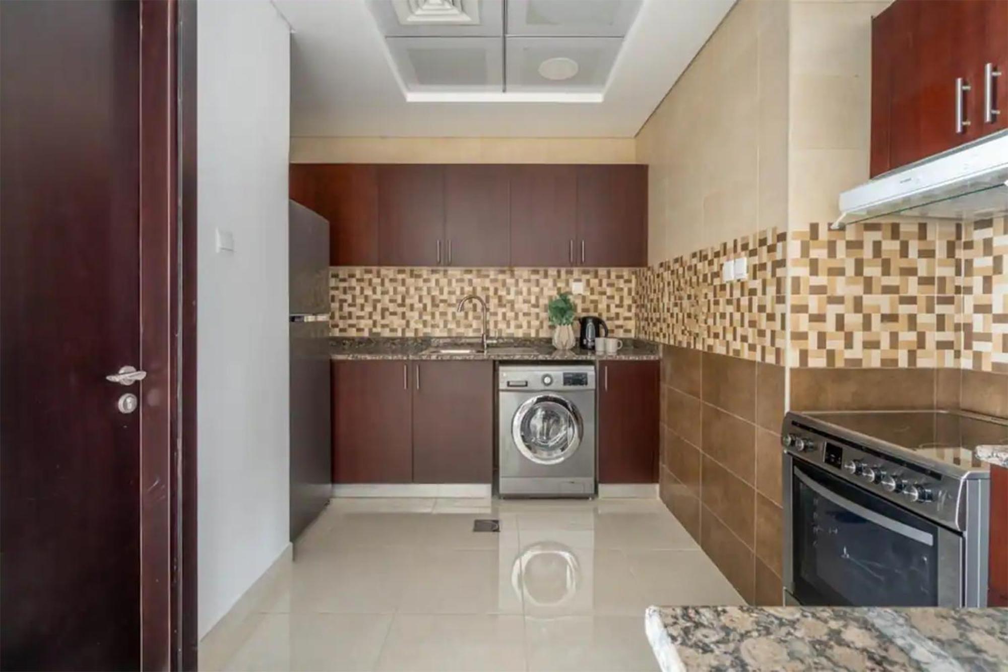 Magnificiant 1Br Apartment In Court Tower With Canal View Dubai Buitenkant foto